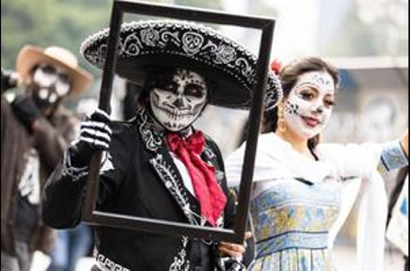 Meacutexico vivioacute el Desfile previo al Diacutea de Muertos