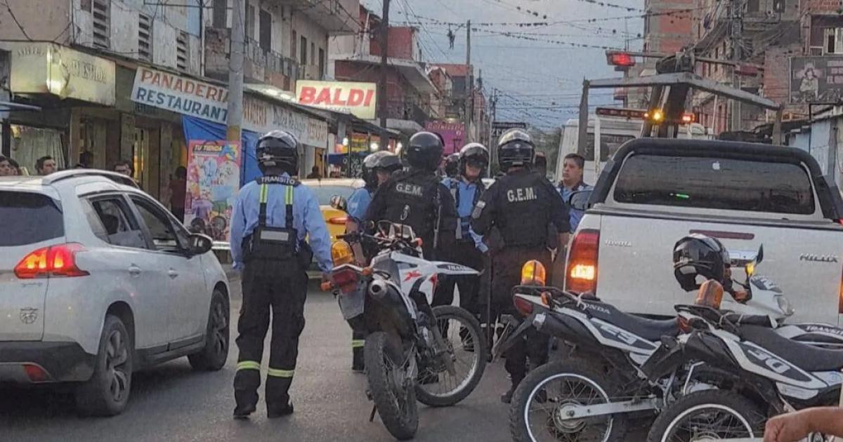 Estacionoacute en doble fila lo multaron y atacoacute a golpes al inspector de traacutensito