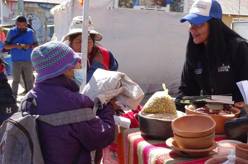Feria de Todos los Santos y preparativos para recordar a los fieles difuntos
