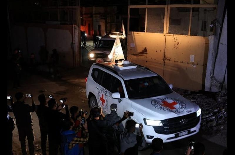 La Cruz Roja traslada a Israel el cuerpo de un reheacuten entregado por Hamaacutes