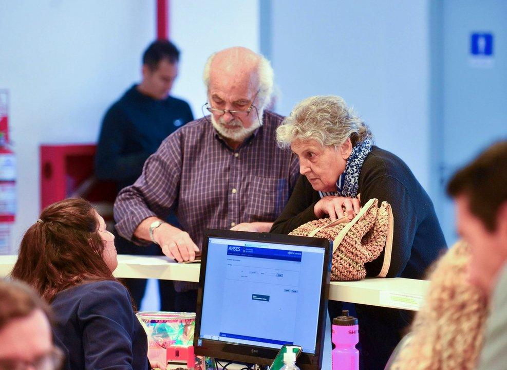 Jubilados- oficializan el bono de 70000 para noviembre y el haber inicial supera los 400000