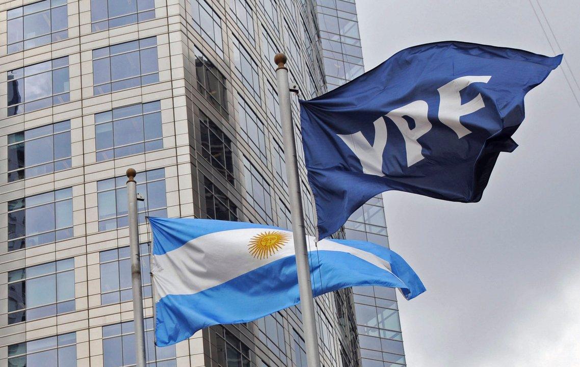 YPF- Argentina dice que pediraacute que funcionarios y ex funcionarios entreguen sus comunicaciones