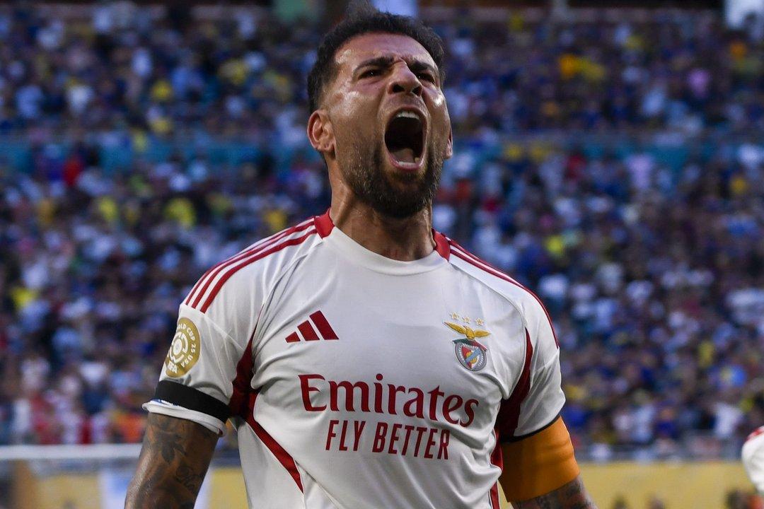 Mourinho elogioacute a Nicolaacutes Otamendi y decidioacute no hablar sobre su futuro en Benfica