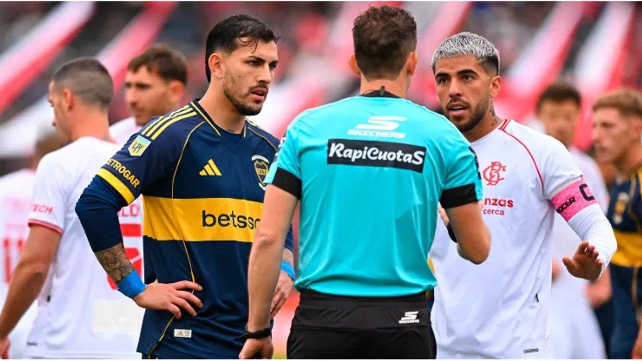 Poleacutemica en la Liga Profesional- un aacuterbitro fue parado tras una expulsioacuten en Barracas - Boca