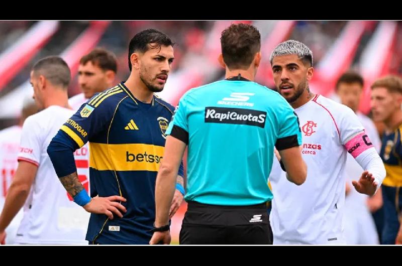 Poleacutemica en la Liga Profesional- un aacuterbitro fue parado tras una expulsioacuten en Barracas - Boca