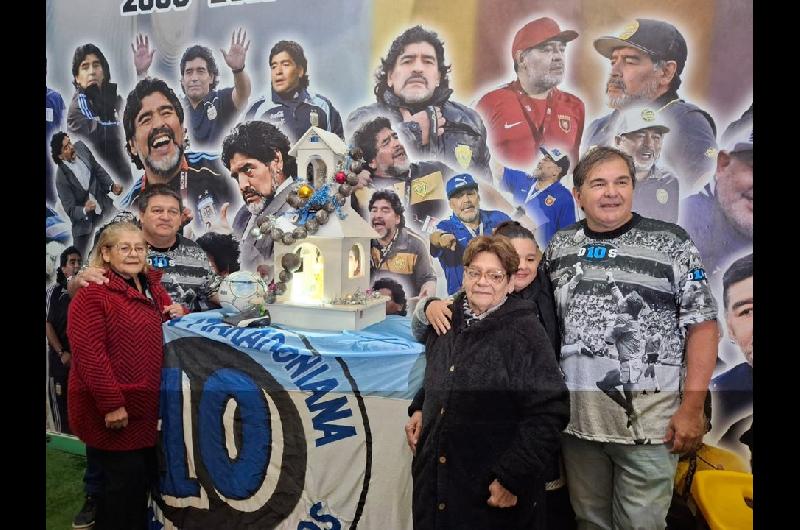La Iglesia Maradoniana celebroacute el cumpleantildeos 65 de Diego- sus hermanas dijeron presente y fueron ldquobautizadasrdquo