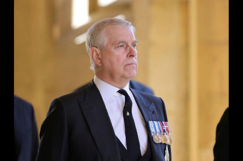 Gran Bretantildea- Andreacutes seraacute despojado de su tiacutetulo de priacutencipe y abandonaraacute su residencia 