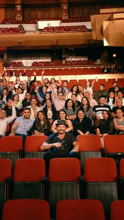 El emotivo reencuentro de Ricardo Arjona con sus fanaacuteticos en Guatemala y un regalo que le recordoacute sus inicios