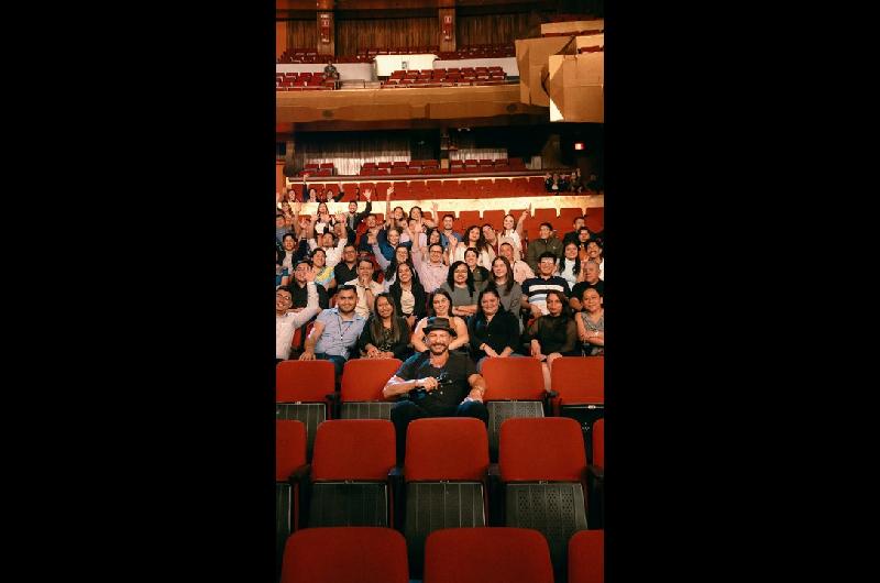 El emotivo reencuentro de Ricardo Arjona con sus fanaacuteticos en Guatemala y un regalo que le recordoacute sus inicios