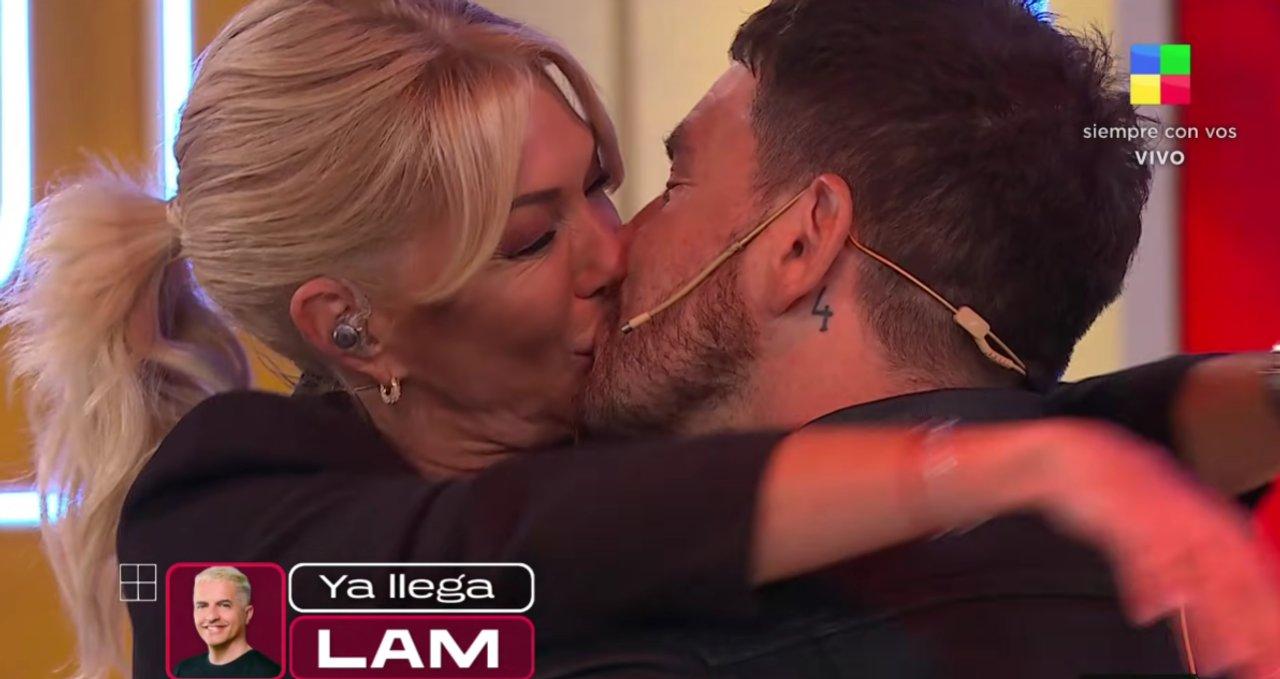 Yanina Latorre y Fede Bal compartieron un beso mojadoldquo al aire