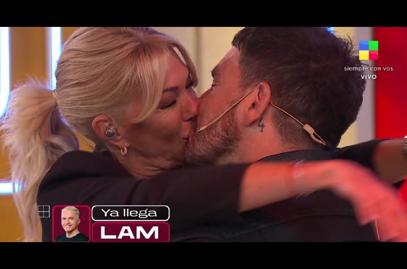 Yanina Latorre y Fede Bal compartieron un beso mojadoldquo al aire