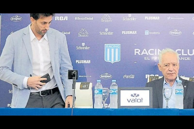 iquestPalo para Milito El agradecimiento de Viacutector Blanco al plantel y al cuerpo teacutecnico de Racing