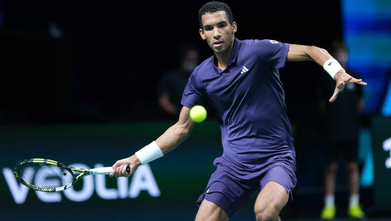 Auger-Aliassime terminoacute con el suentildeo de Vacherot en el Masters 1000 de Pariacutes y avanzoacute a semis