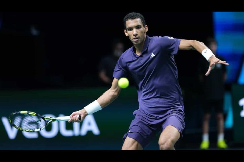 Auger-Aliassime terminoacute con el suentildeo de Vacherot en el Masters 1000 de Pariacutes y avanzoacute a semis