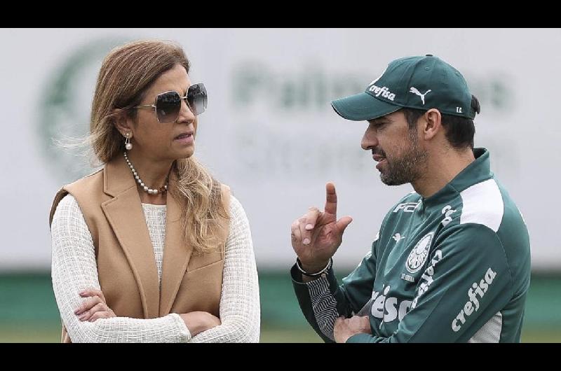El afectuoso abrazo de la presidente de Palmeiras al entrenador Abel Ferreira