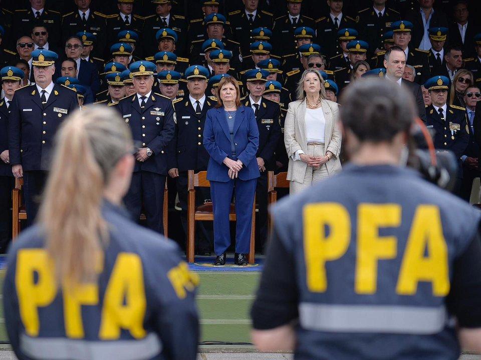 Quieacuten era Ramoacuten L Falcoacuten el jefe de Policiacutea al que Patricia Bullrich le restituyoacute su nombre en la PFA
