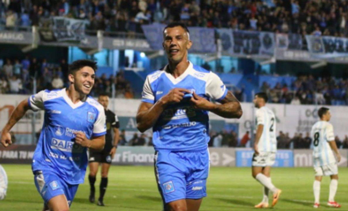 Estudiantes (RC) derrotoacute a Gimnasia y Tiro por 2-0 y es semifinalista del reducido de la Primera Nacional