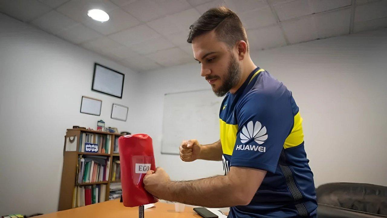 La metaacutefora futbolera de Ramiro Marra sobre Manuel Adorni- ldquoiba a jugar en reservardquo