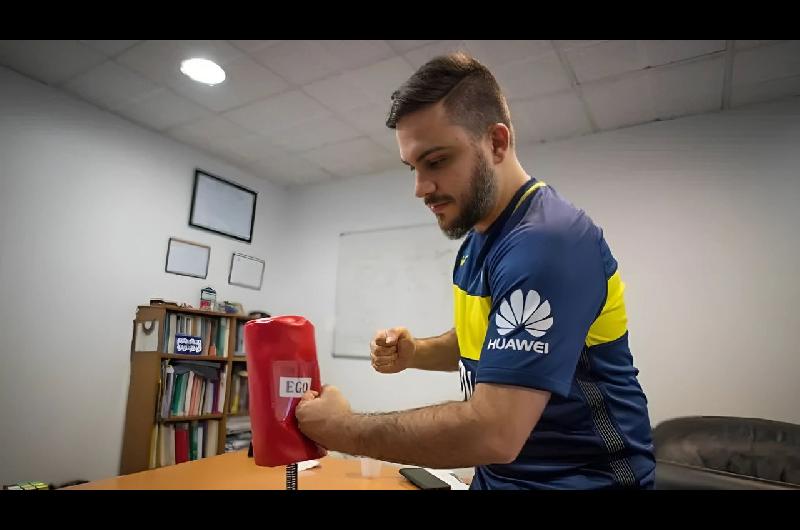 La metaacutefora futbolera de Ramiro Marra sobre Manuel Adorni- ldquoiba a jugar en reservardquo