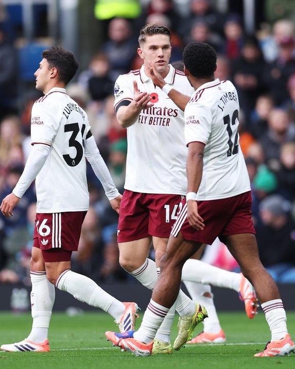 Arsenal superoacute al Burnley y sigue liderando la Premier League