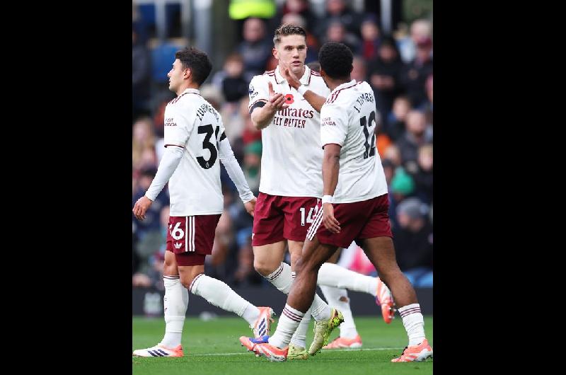 Arsenal superoacute al Burnley y sigue liderando la Premier League