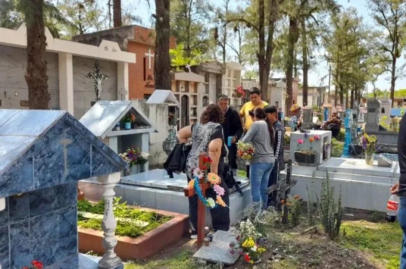 Cementerios colmados en la conmemoracioacuten de los Fieles Difuntos