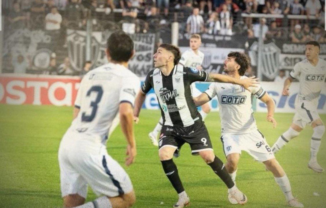 Estudiantes de Buenos Aires avanzoacute a las semifinales tras vencer a Tristaacuten Suaacuterez