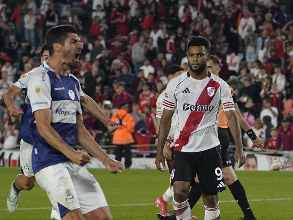 Poleacutemica en el Monumental- penal dudoso le dio a Gimnasia un triunfo histoacuterico sobre River