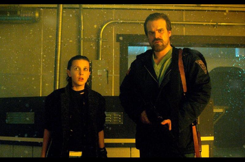 Millie Bobby Brown denuncioacute a David Harbour por acoso psicoloacutegico y maltratos en el set de Stranger Things