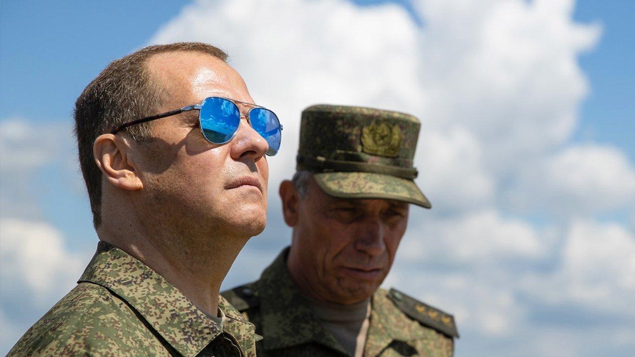 Dmitri Medveacutedev cargoacute contra ldquoel reacutegimen de payasos de Kiev