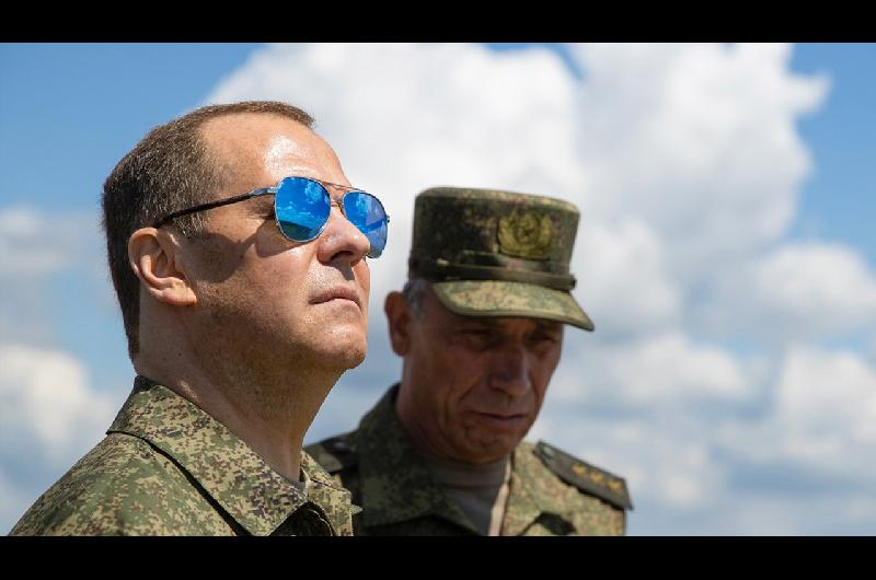 Dmitri Medveacutedev cargoacute contra ldquoel reacutegimen de payasos de Kiev