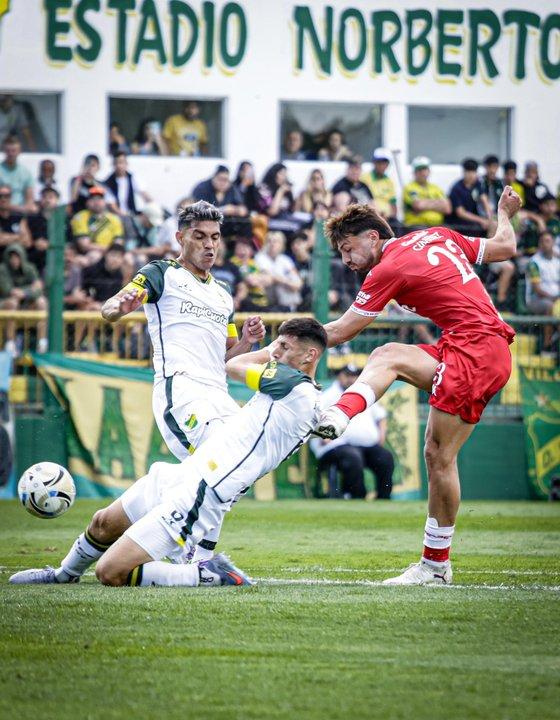 Huracaacuten goleoacute a Defensa y Justicia en Florencio Varela por el Torneo Clausura