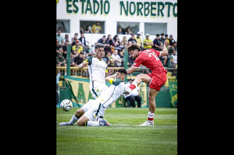Huracaacuten goleoacute a Defensa y Justicia en Florencio Varela por el Torneo Clausura