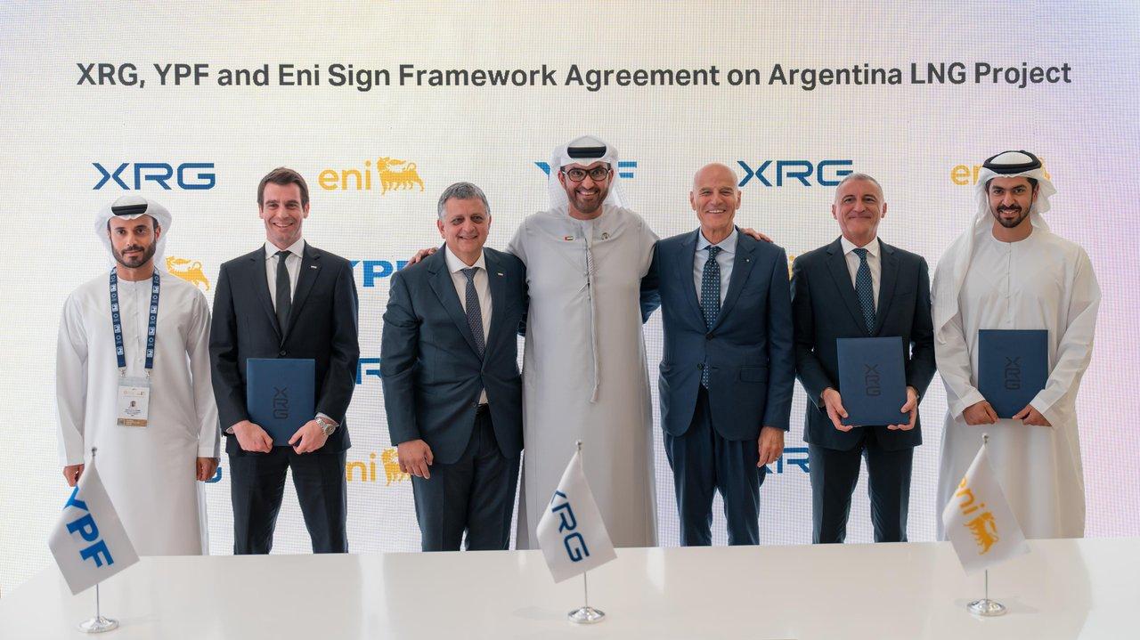 YPF y ENI firman acuerdo con el brazo inversor de ADNOC para el GNL argentino