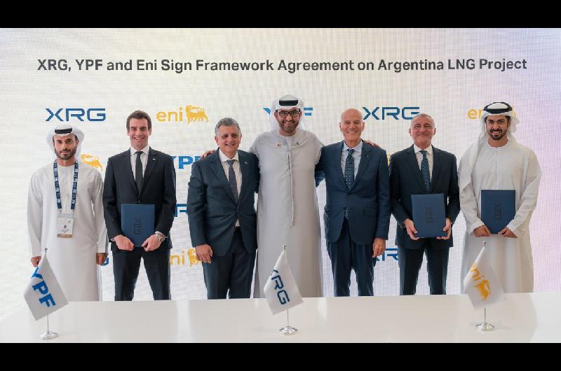 YPF y ENI firman acuerdo con el brazo inversor de ADNOC para el GNL argentino