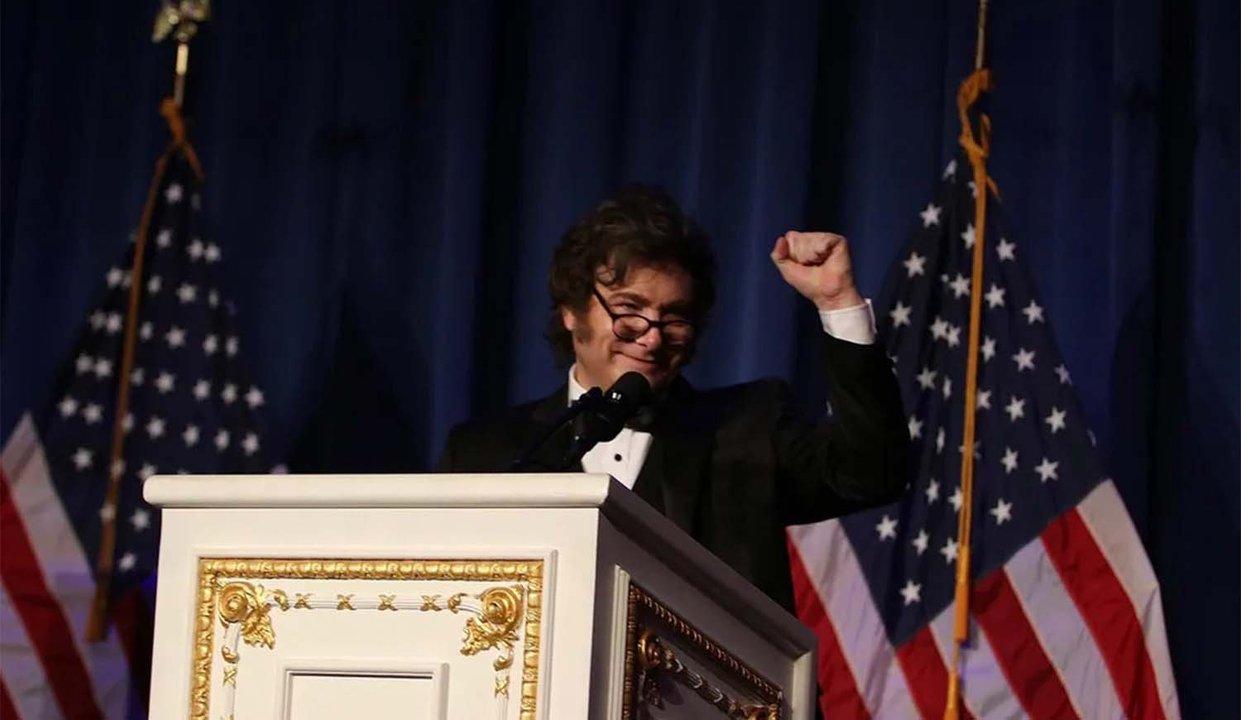 Milei inicia su viaje nuacutemero 14 a Estados Unidos y suma una escala en Bolivia