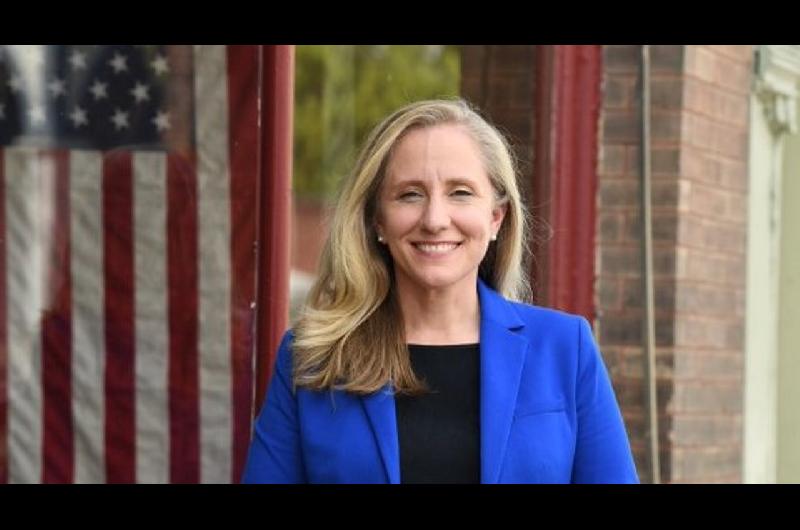 Abigail Spanberger la primera mujer en llegar a la gobernacioacuten de Virginia