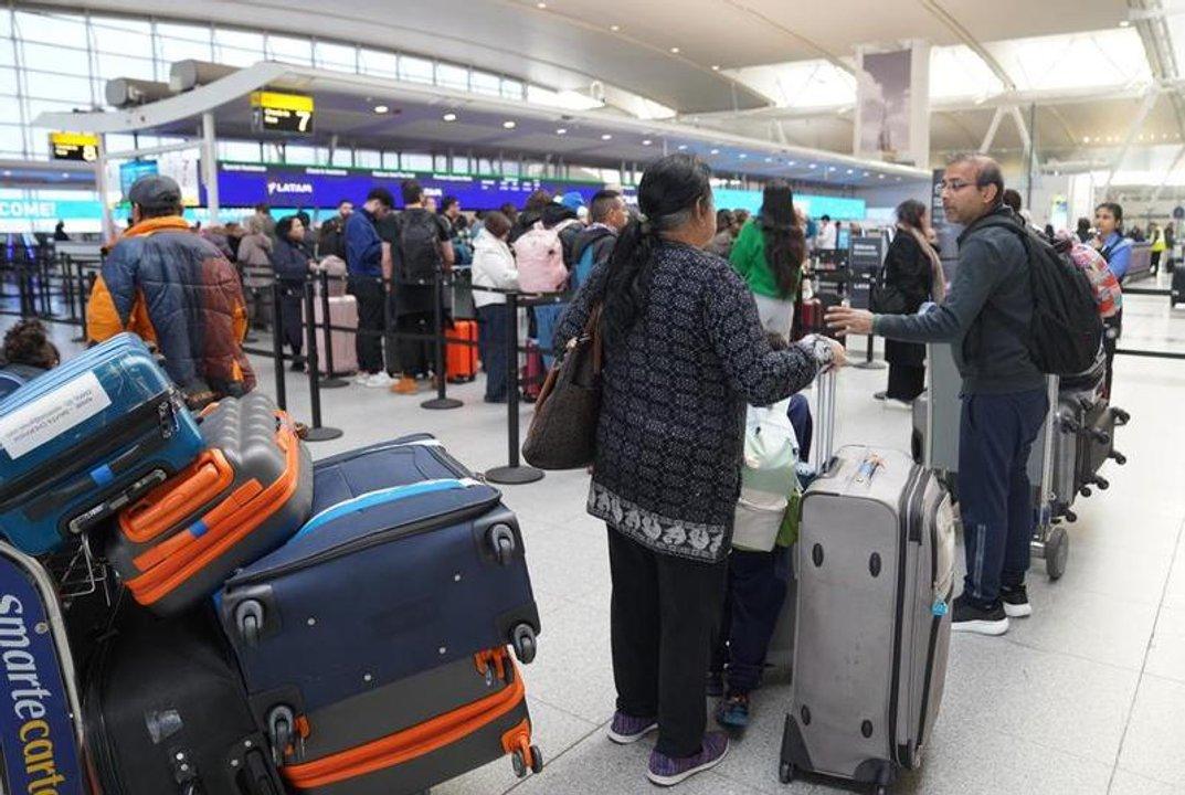 Estados Unidos reduciraacute en un 10-en-porciento- el traacutefico aeacutereo en 40 ubicaciones por cierre del Gobierno