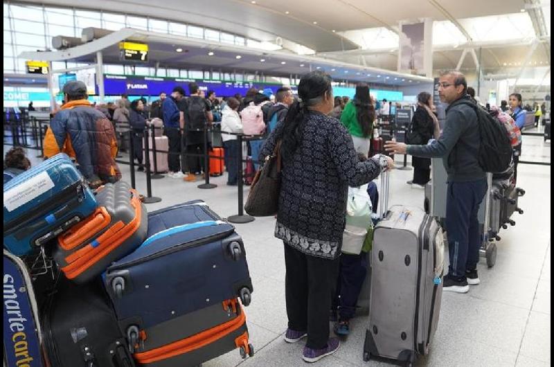 Estados Unidos reduciraacute en un 10-en-porciento- el traacutefico aeacutereo en 40 ubicaciones por cierre del Gobierno