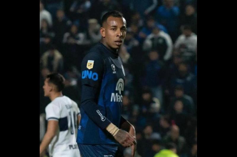 Sebastiaacuten Villa campeoacuten con Independiente Rivadavia desata un cruce por su condena por violencia de geacutenero