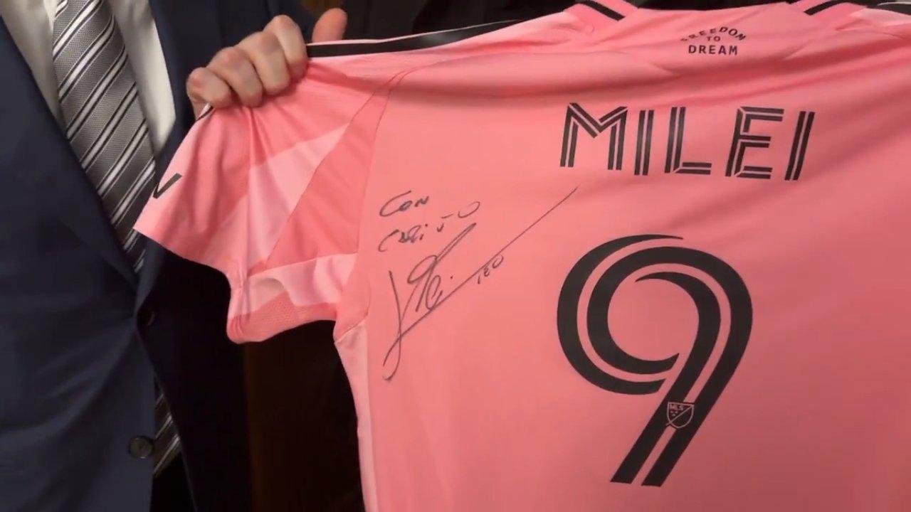 ldquoYo tambieacuten puedo felicitar a un zurdordquo- el reconocimiento de Javier Milei a Lionel Messi