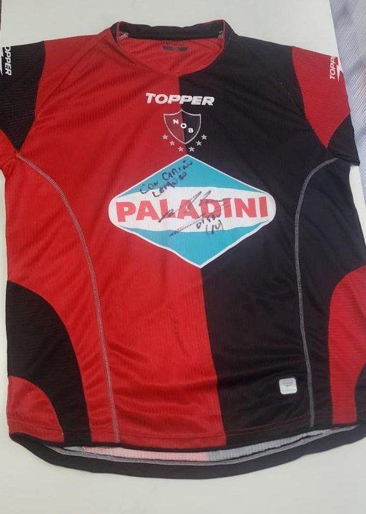 La Policiacutea cordobesa recuperoacute una camiseta de Newellrsquos autografiada por Maradona que estaba en un museo