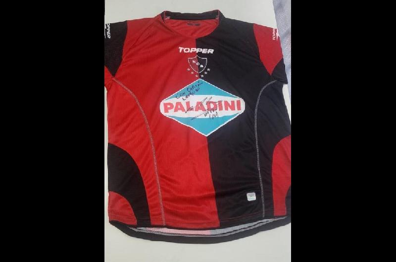 La Policiacutea cordobesa recuperoacute una camiseta de Newellrsquos autografiada por Maradona que estaba en un museo
