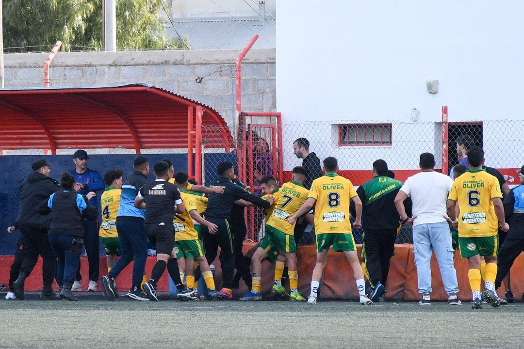 Brutal agresioacuten de jugadores a un aacuterbitro y a un asistente