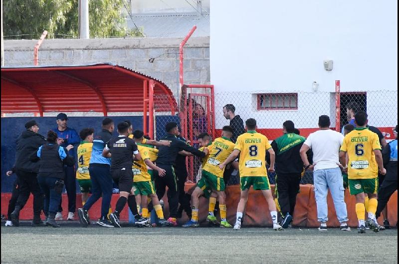Brutal agresioacuten de jugadores a un aacuterbitro y a un asistente