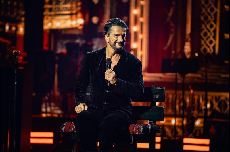 El significado detraacutes de la banca que utiliza Ricardo Arjona en su tour