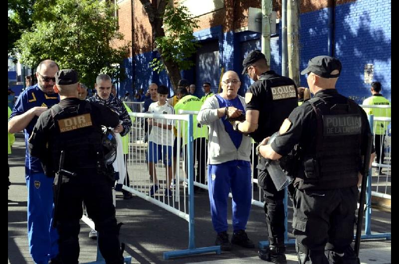Superclaacutesico- maacutes de 1000 policiacuteas en La Bombonera para el partido entre Boca y River