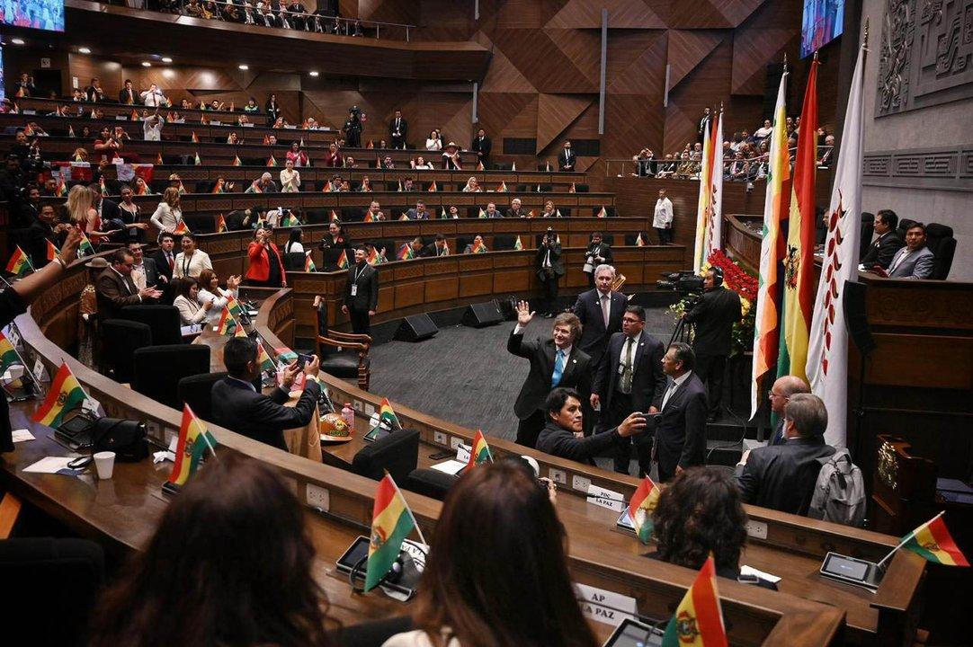 Milei participoacute de la ceremonia de asuncioacuten del presidente boliviano Rodrigo Paz Pereira