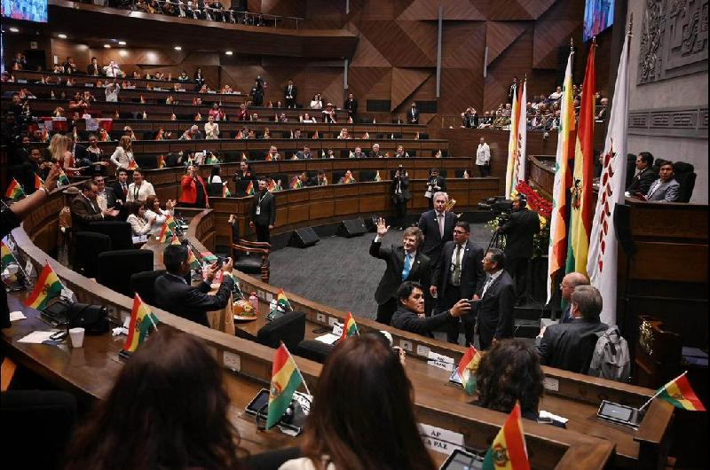Milei participoacute de la ceremonia de asuncioacuten del presidente boliviano Rodrigo Paz Pereira