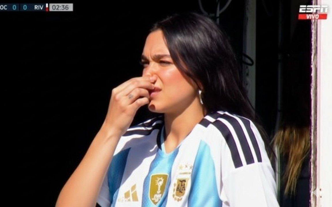 Dua Lipa en la Bombonera- los mejores memes y videos con IA